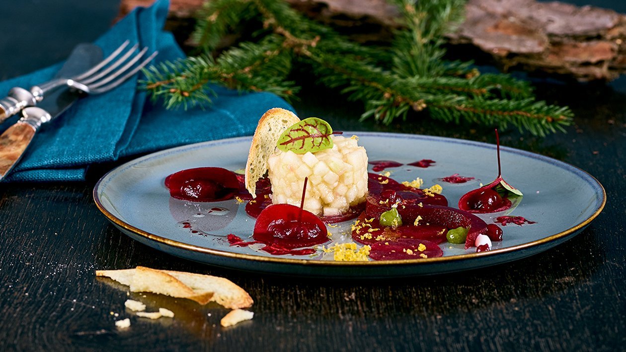 Rote Rüben-Carpaccio mit Apfeltartar, Gurke gebeizter Eidotter Rote Rüben-Carpaccio mit Apfeltartar, Gurke gebeizter Eidotter