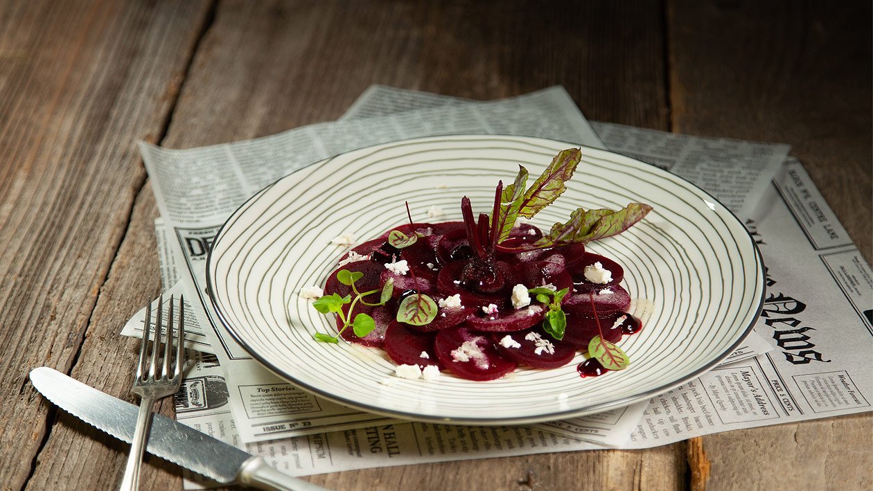 Rote Rüben Carpaccio mit Fetakäse und French Dressing Rote Rüben Carpaccio mit Fetakäse und French Dressing