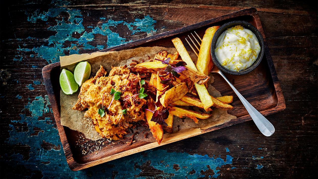 Rotes Kokosnuss-Curry mit Pommes frites und Limetten-Mayonnaise Rotes Kokosnuss-Curry mit Pommes frites und Limetten-Mayonnaise