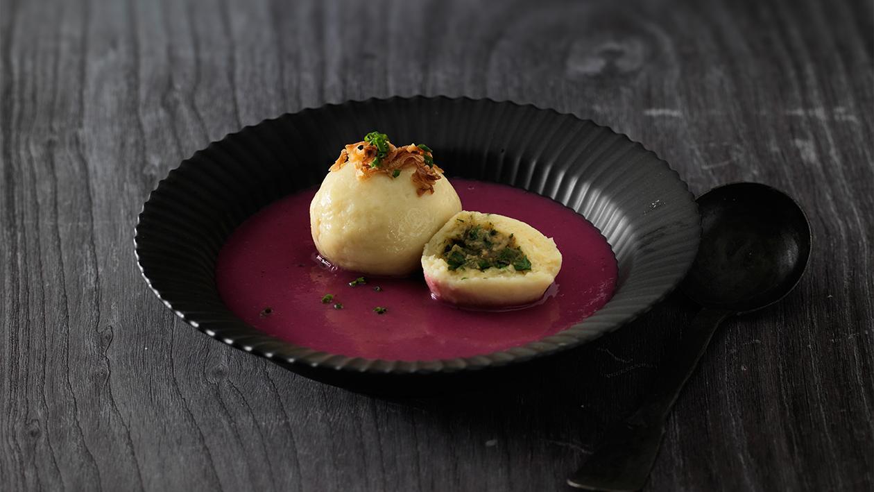 Rotkohlsuppe mit Kartoffelknödel gefüllt mit Schweinsbraten Rotkohlsuppe mit Kartoffelknödel gefüllt mit Schweinsbraten