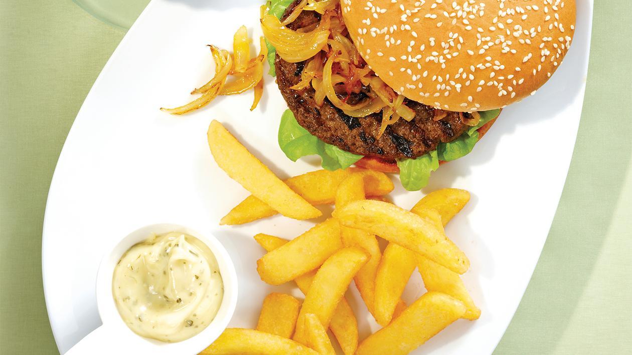Rotwein-Burger mit geschmorten Zwiebeln dazu Pommes frites und provenzalische Mayo Rotwein-Burger mit geschmorten Zwiebeln dazu Pommes frites und provenzalische Mayo