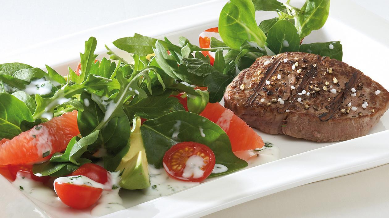 Rucola-Spinat-Salat mit Avocado, Grapefruit und Steak Rucola-Spinat-Salat mit Avocado, Grapefruit und Steak