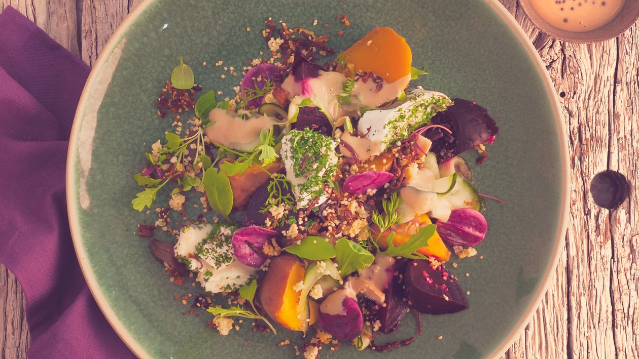 Salat Bowl mit gebackener Rote Beete und Süsskartoffeln, Ziegenfrischkäse und Karamell-Honig-Senf Dressing Salat Bowl mit gebackener Rote Beete und Süsskartoffeln, Ziegenfrischkäse und Karamell-Honig-Senf Dressing