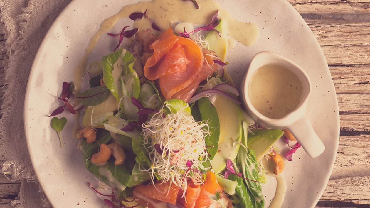 Salat Bowl mit geräucherter Lachsforelle, Pak Choi und Avocado, Blattsalat, Alfalfa Sprossen und einem Spicy Dressing (2) Salat Bowl mit geräucherter Lachsforelle, Pak Choi und Avocado, Blattsalat, Alfalfa Sprossen und einem Spicy Dressing (2)