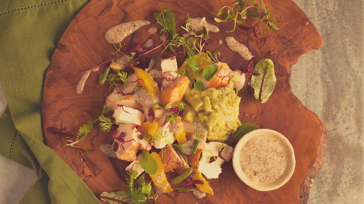 Salat Bowl mit geräucherter Pouletbrust, Feta, Guacamole und Chia-Samen Dressing Salat Bowl mit geräucherter Pouletbrust, Feta, Guacamole und Chia-Samen Dressing