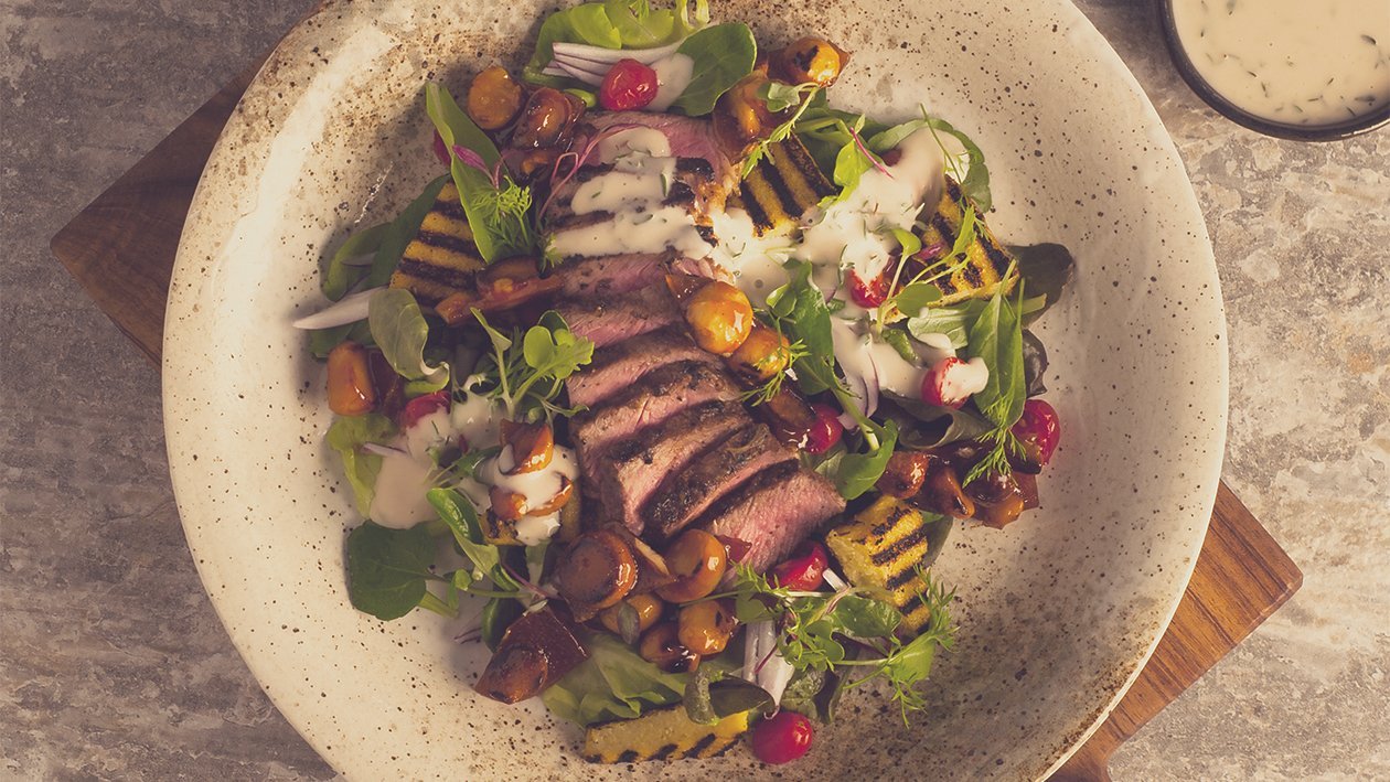 Salat Bowl mit grilliertem Entrecôte, Polenta, Macadamia Nüssen und Thymian-Dressing Salat Bowl mit grilliertem Entrecôte, Polenta, Macadamia Nüssen und Thymian-Dressing