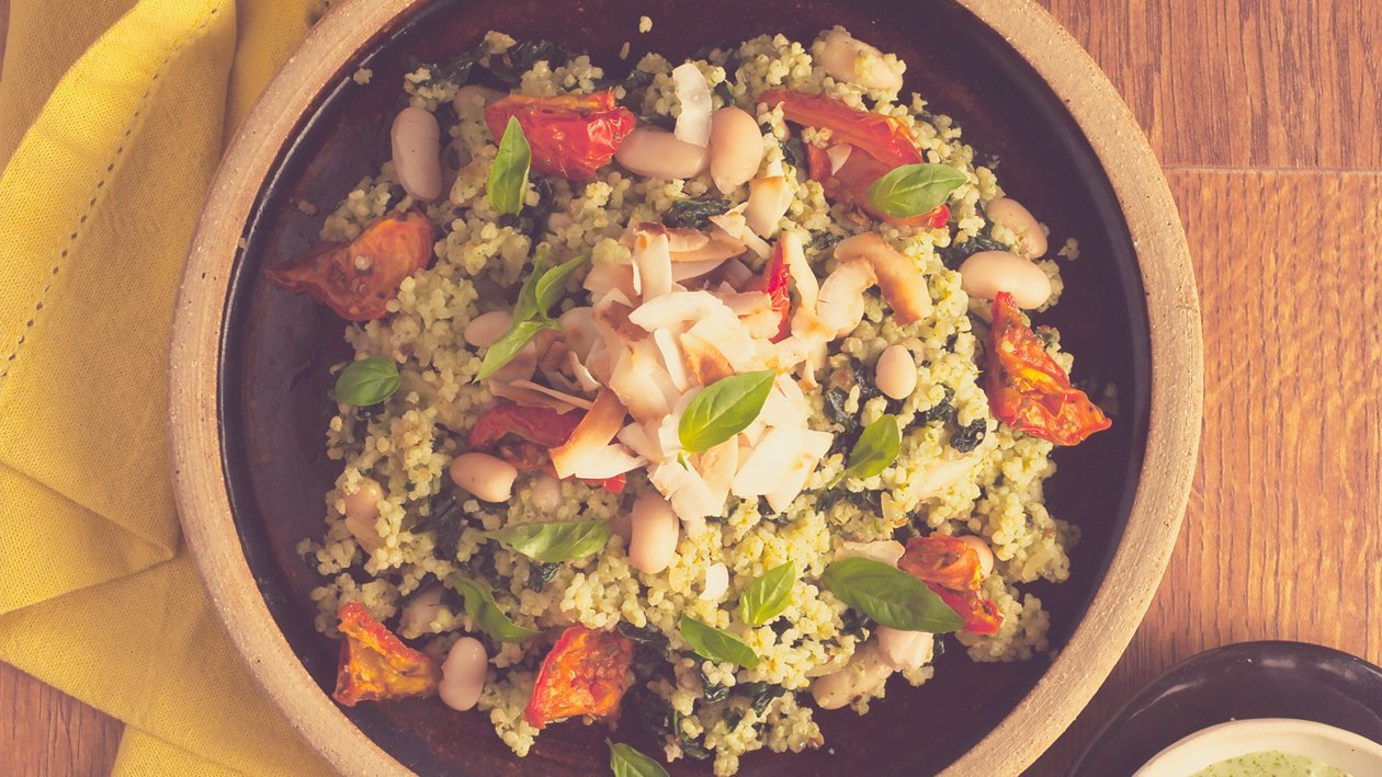 Salat Bowl mit Hirse, Grünkohl, Soissonbohnen und einem Basilikum Dressing mit geröstetem Knoblauch Salat Bowl mit Hirse, Grünkohl, Soissonbohnen und einem Basilikum Dressing mit geröstetem Knoblauch