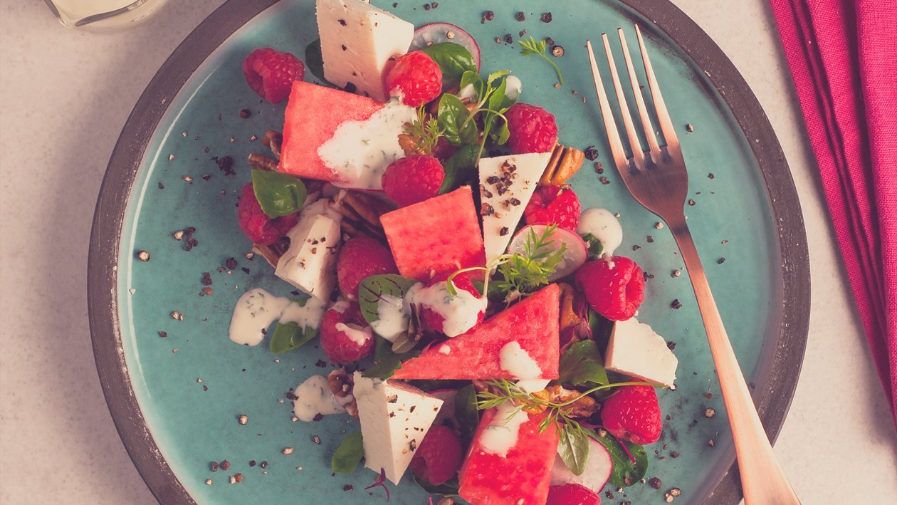 Salat Bowl mit Wassermelone, Feta, Himbeeren und cremigem Dressing Salat Bowl mit Wassermelone, Feta, Himbeeren und cremigem Dressing