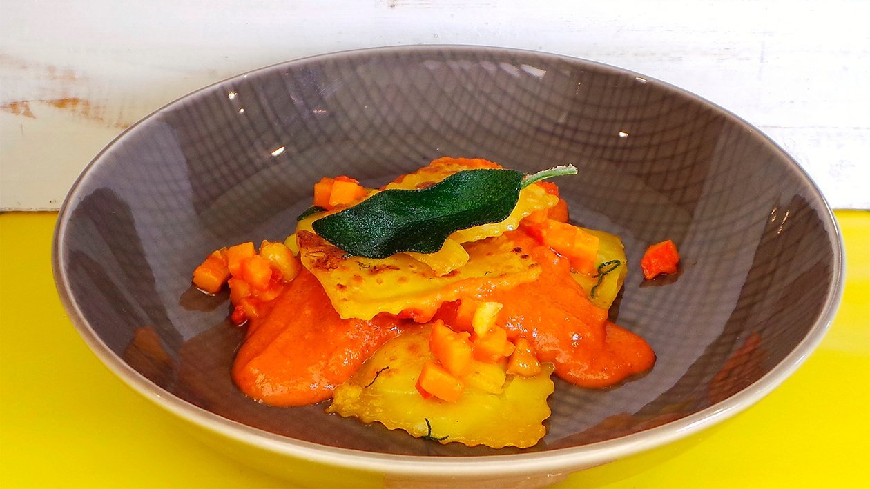 Salbei-Kürbis-Pasta mit Tomatensauce Salbei-Kürbis-Pasta mit Tomatensauce