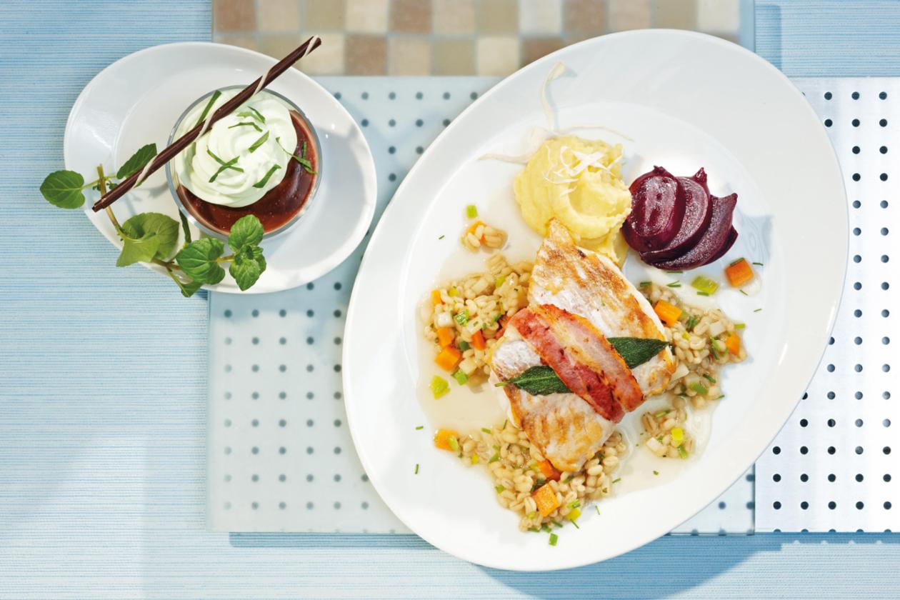 Saltimbocca von Rotbarsch auf Gemüsegraupen, Kartoffel-Meerrettichschnee und Rote Beete Saltimbocca von Rotbarsch auf Gemüsegraupen, Kartoffel-Meerrettichschnee und Rote Beete