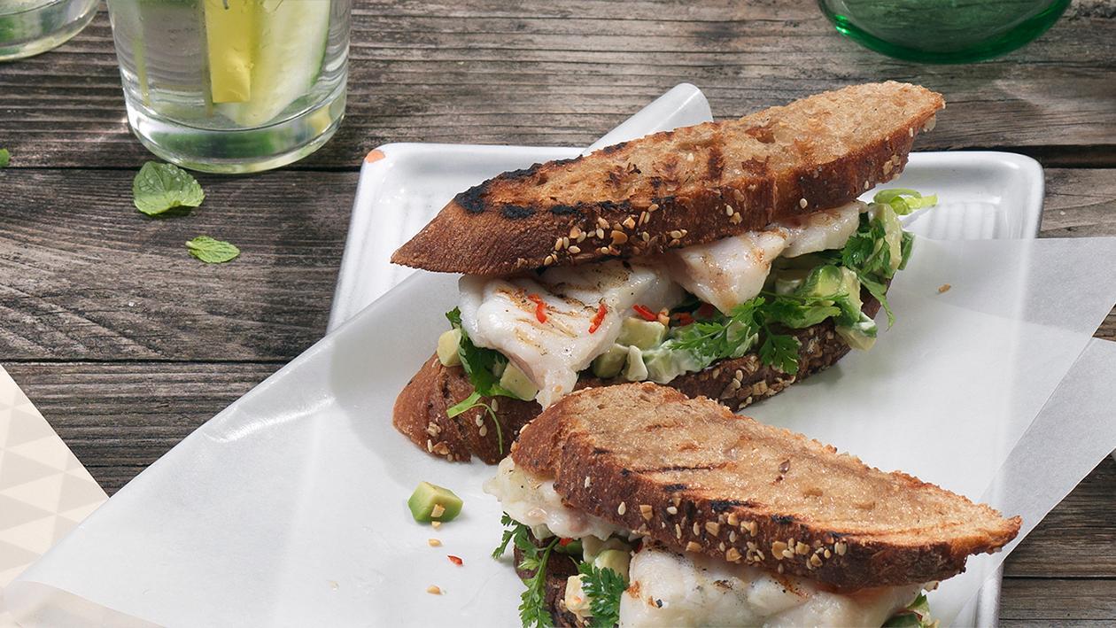 Sandwich mit gerilltem Seeteufel-Medaillons Sandwich mit gerilltem Seeteufel-Medaillons
