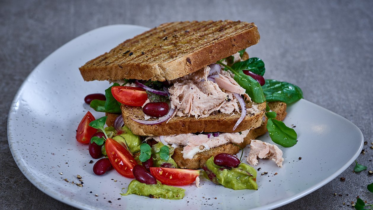 Sandwich mit Thunfischcreme und Avocado-Bohnen-Dip Sandwich mit Thunfischcreme und Avocado-Bohnen-Dip