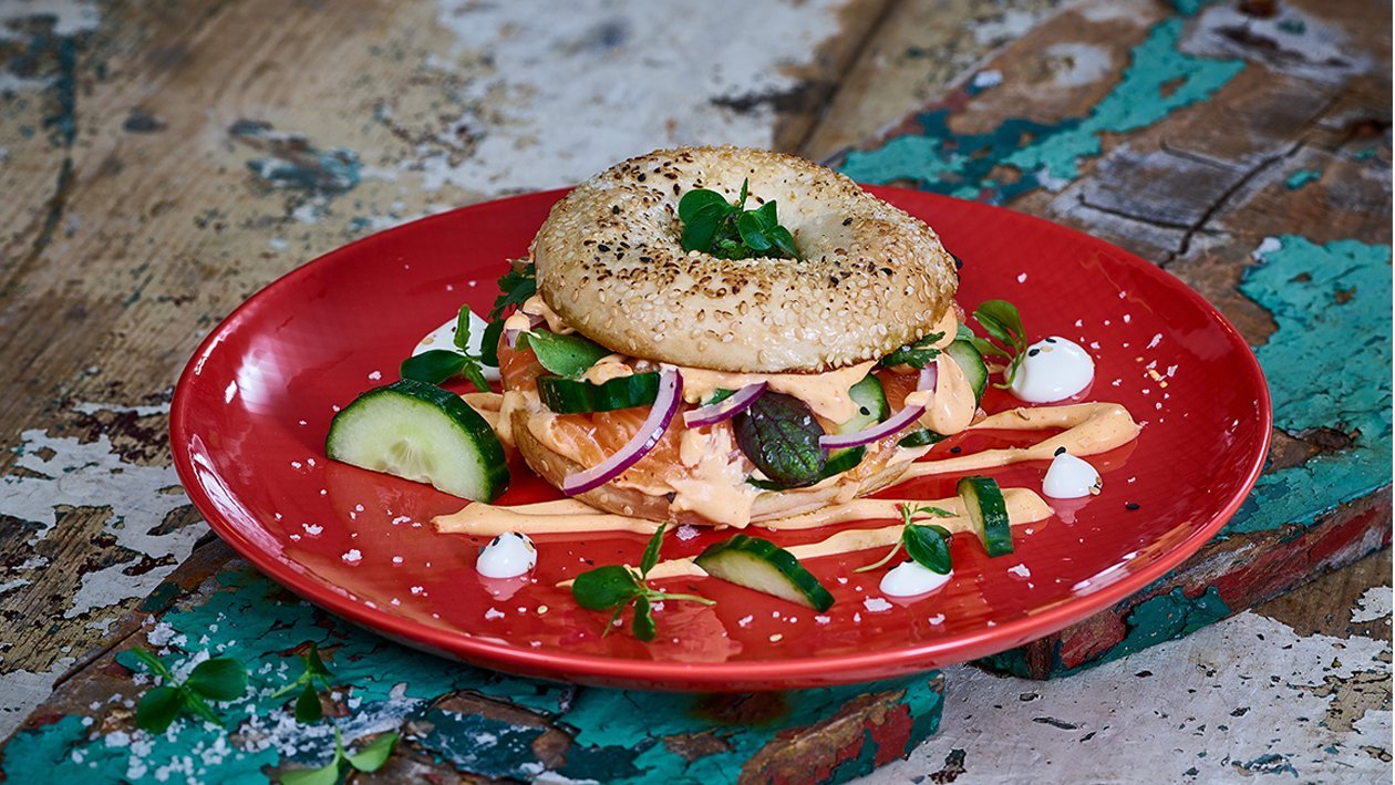Sandwich Scualo - Bagel mit Räucherlachs und Paprikamayo Sandwich Scualo - Bagel mit Räucherlachs und Paprikamayo