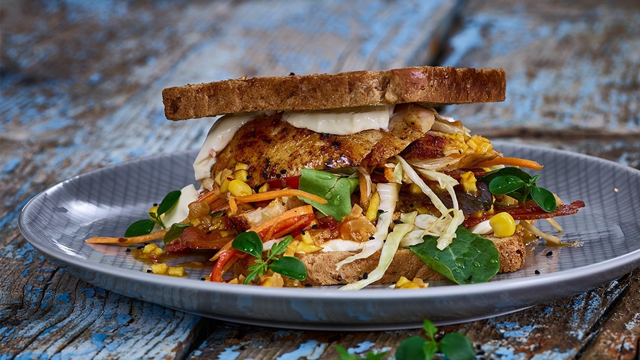 Sandwich von der Hähnchenbrust mit Spitzkohl, Mais und Salsa Sandwich von der Hähnchenbrust mit Spitzkohl, Mais und Salsa