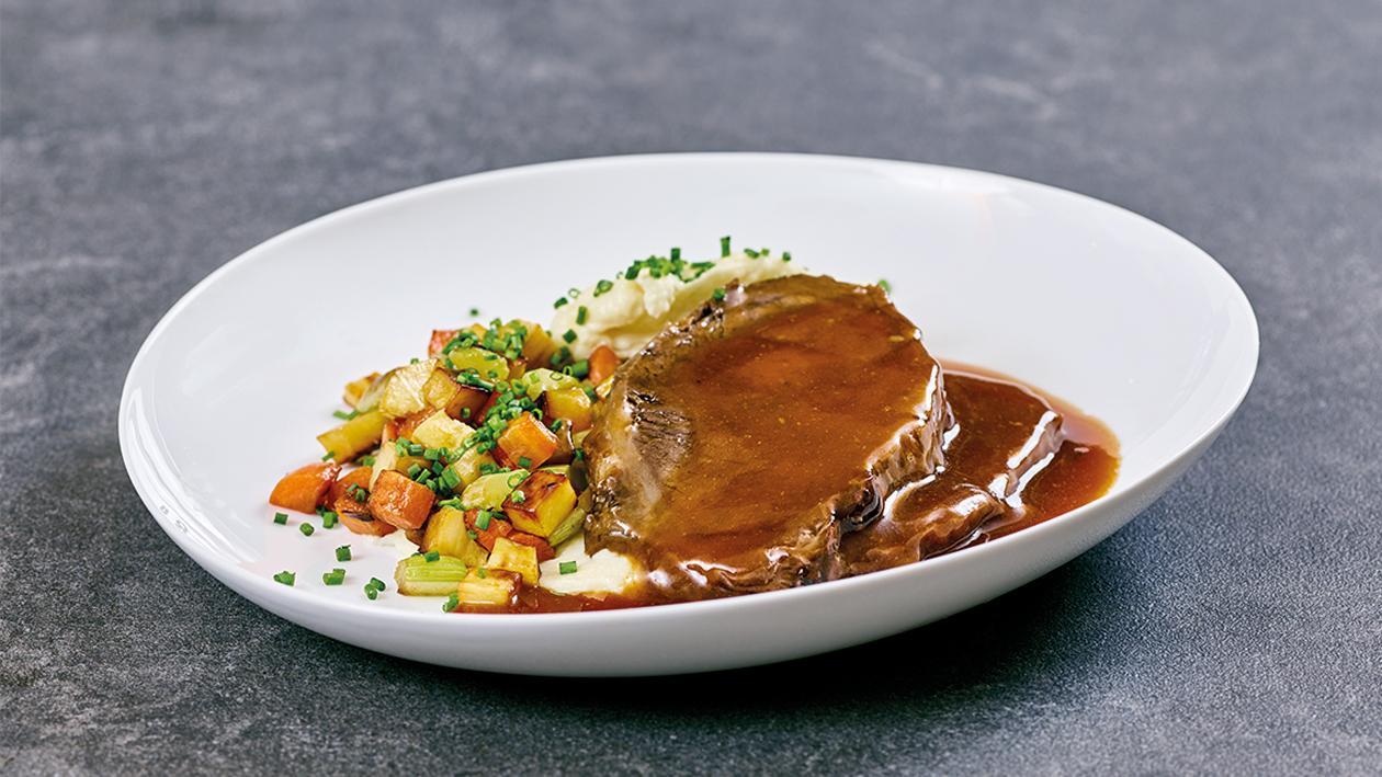 Sauerbraten mit Schmorgemüse und Pastinakenpüree Sauerbraten mit Schmorgemüse und Pastinakenpüree