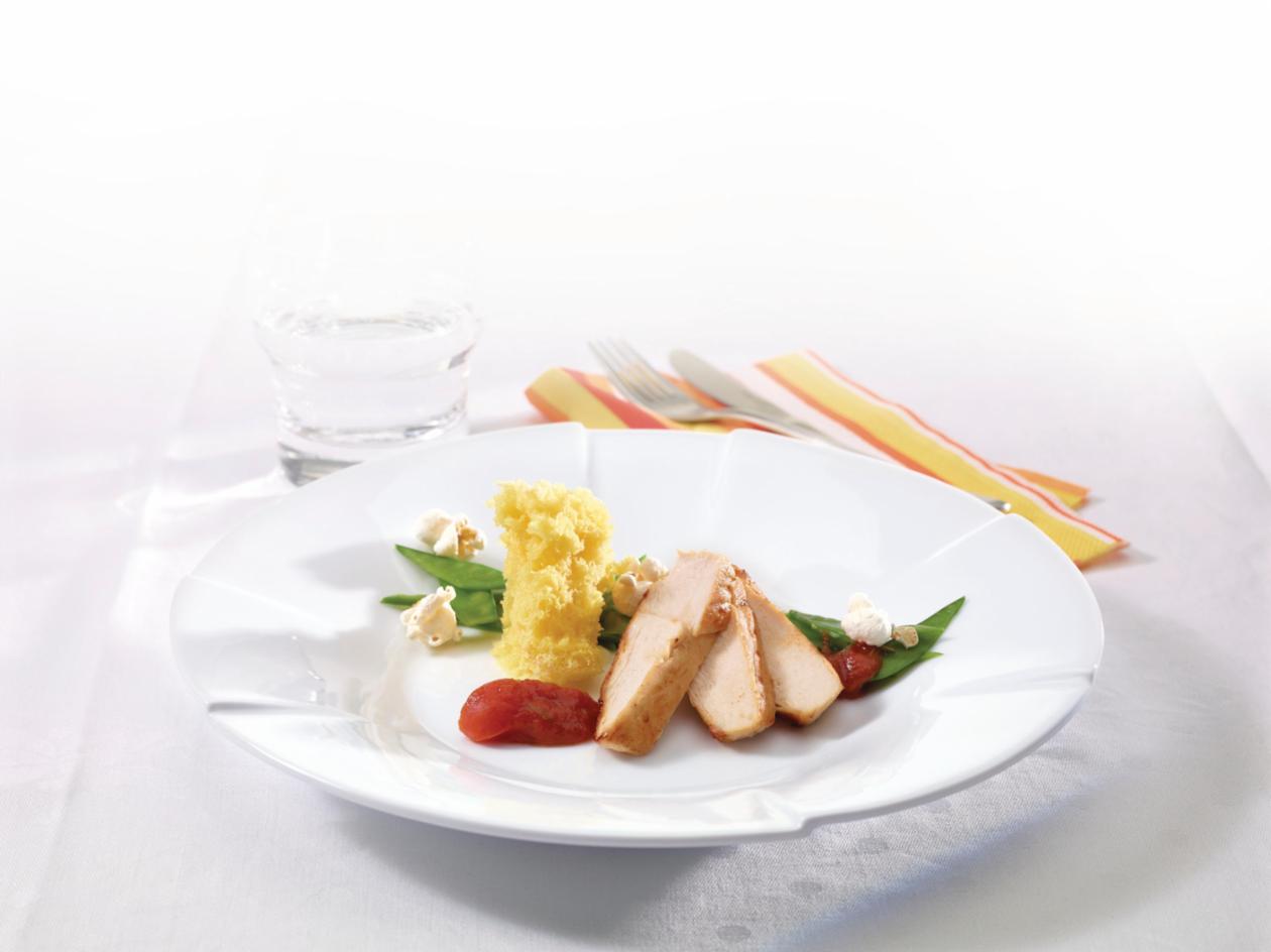 Sautierte Pouletbrust mit Tomatenragout und Maissponge Sautierte Pouletbrust mit Tomatenragout und Maissponge