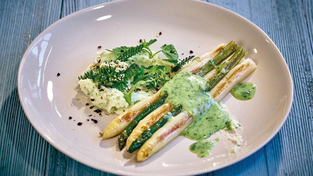 Sautierter Spargel mit Rucolacreme, Petersilienstock und Frühlingskräutern Sautierter Spargel mit Rucolacreme, Petersilienstock und Frühlingskräutern