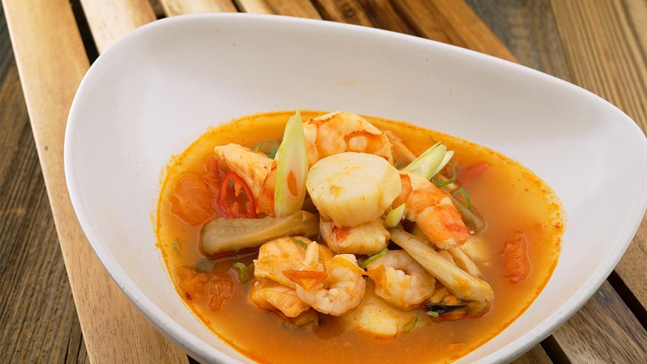 Scharfe Thai Suppe mit Meeresfrüchten Scharfe Thai Suppe mit Meeresfrüchten