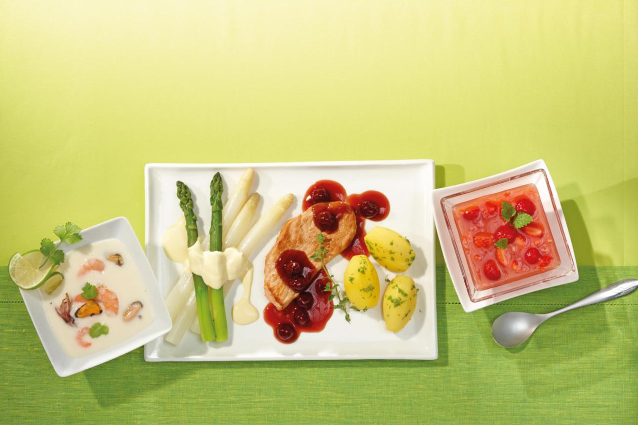 Schnitzel vom Schwein an Sauerkirsch-Essig-Jus, dazu Spargel mit Sauce Hollandaise und Petersilienkartoffeln Schnitzel vom Schwein an Sauerkirsch-Essig-Jus, dazu Spargel mit Sauce Hollandaise und Petersilienkartoffeln
