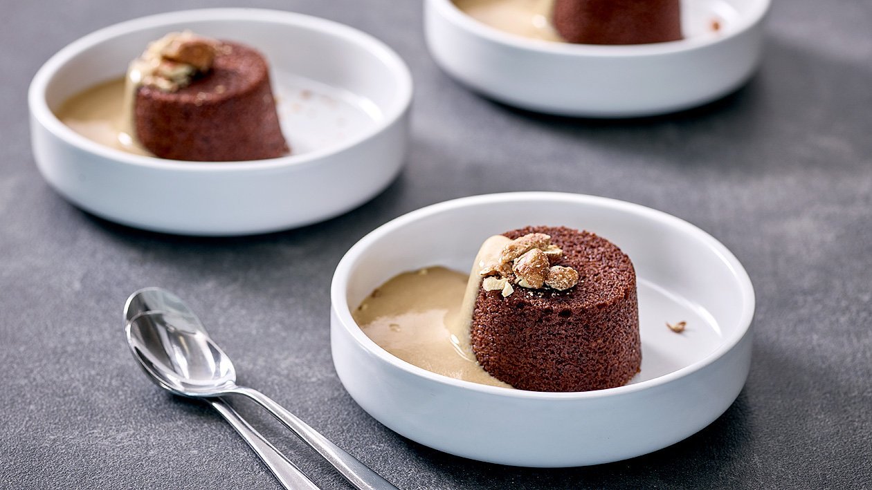 Schoko-Nusskuchen mit Spekulatius - Karamellsauce Schoko-Nusskuchen mit Spekulatius - Karamellsauce