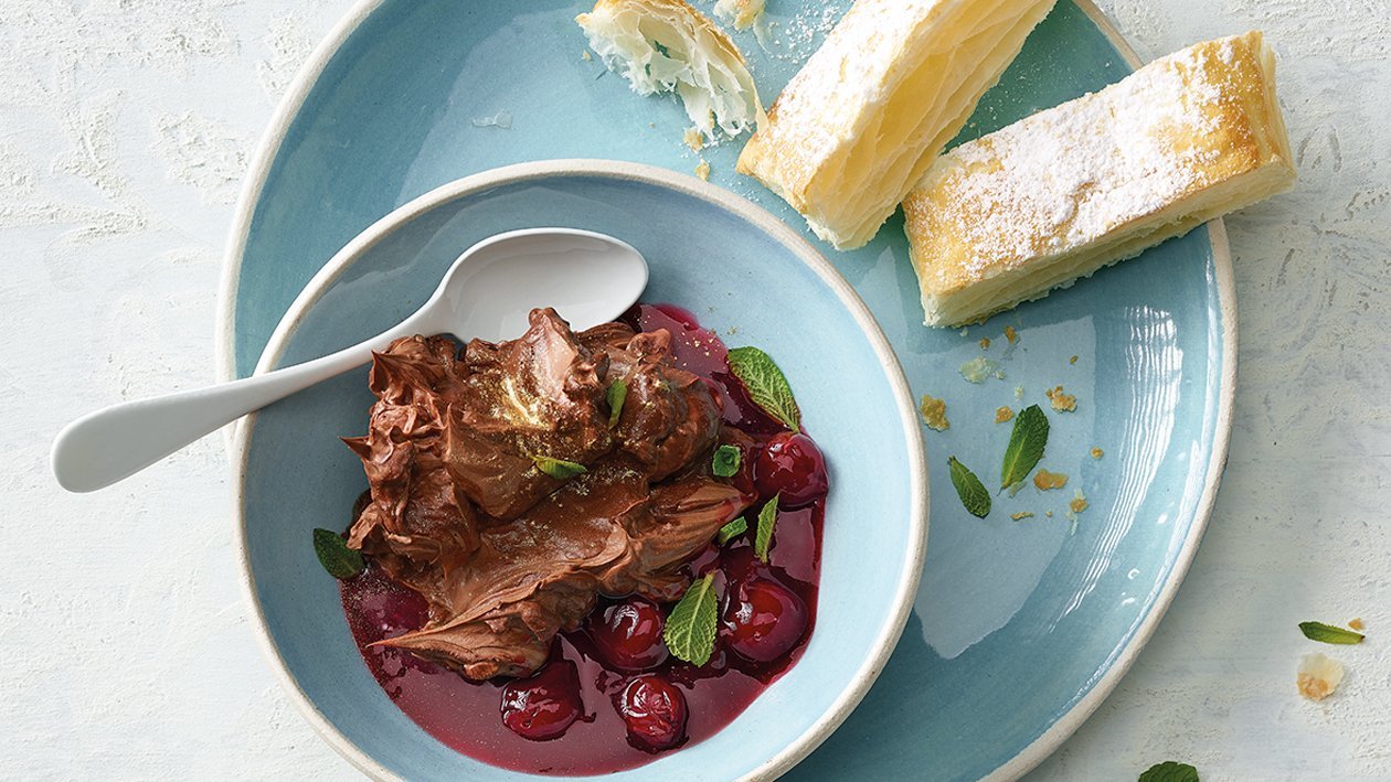 Schokoladencreme mit Kirschen und luftig, knusprigem Blätterteig Schokoladencreme mit Kirschen und luftig, knusprigem Blätterteig