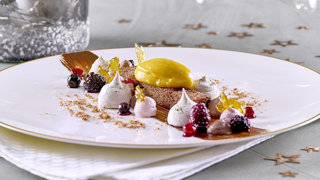 Schokoladenkuchen, Lebkuchenmousse, Glühweincreme, Beerenröster, Passionsfruchteis Schokoladenkuchen, Lebkuchenmousse, Glühweincreme, Beerenröster, Passionsfruchteis