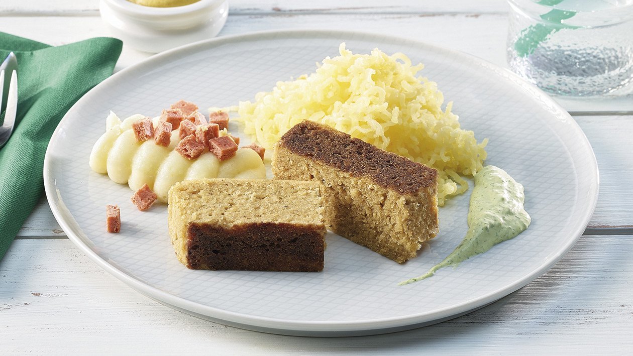 Schweinebauch mit Kartoffel und Weißkrautsalat in pürierter Form Schweinebauch mit Kartoffel und Weißkrautsalat in pürierter Form