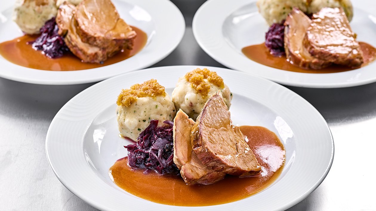 Schweinebraten mit Rotkraut und Semmelknödeln Schweinebraten mit Rotkraut und Semmelknödeln