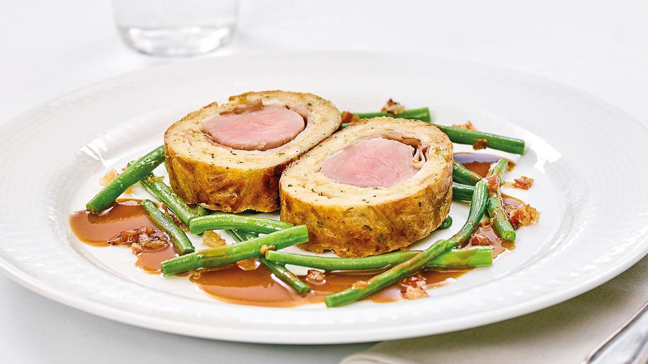 Schweinefilet im Serviettenknödelmantel mit Bohnen Schweinefilet im Serviettenknödelmantel mit Bohnen