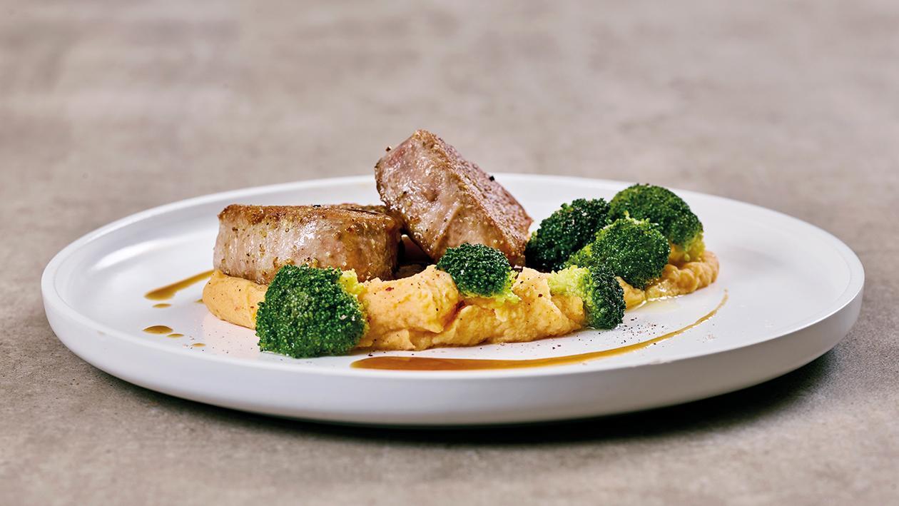 Schweinefilet mit Brokkoli und Paprika-Kartoffelpüree Schweinefilet mit Brokkoli und Paprika-Kartoffelpüree