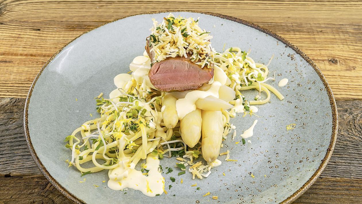 Schweinefilet mit Kräuterkrust, Spargel und Spaghetti Schweinefilet mit Kräuterkrust, Spargel und Spaghetti