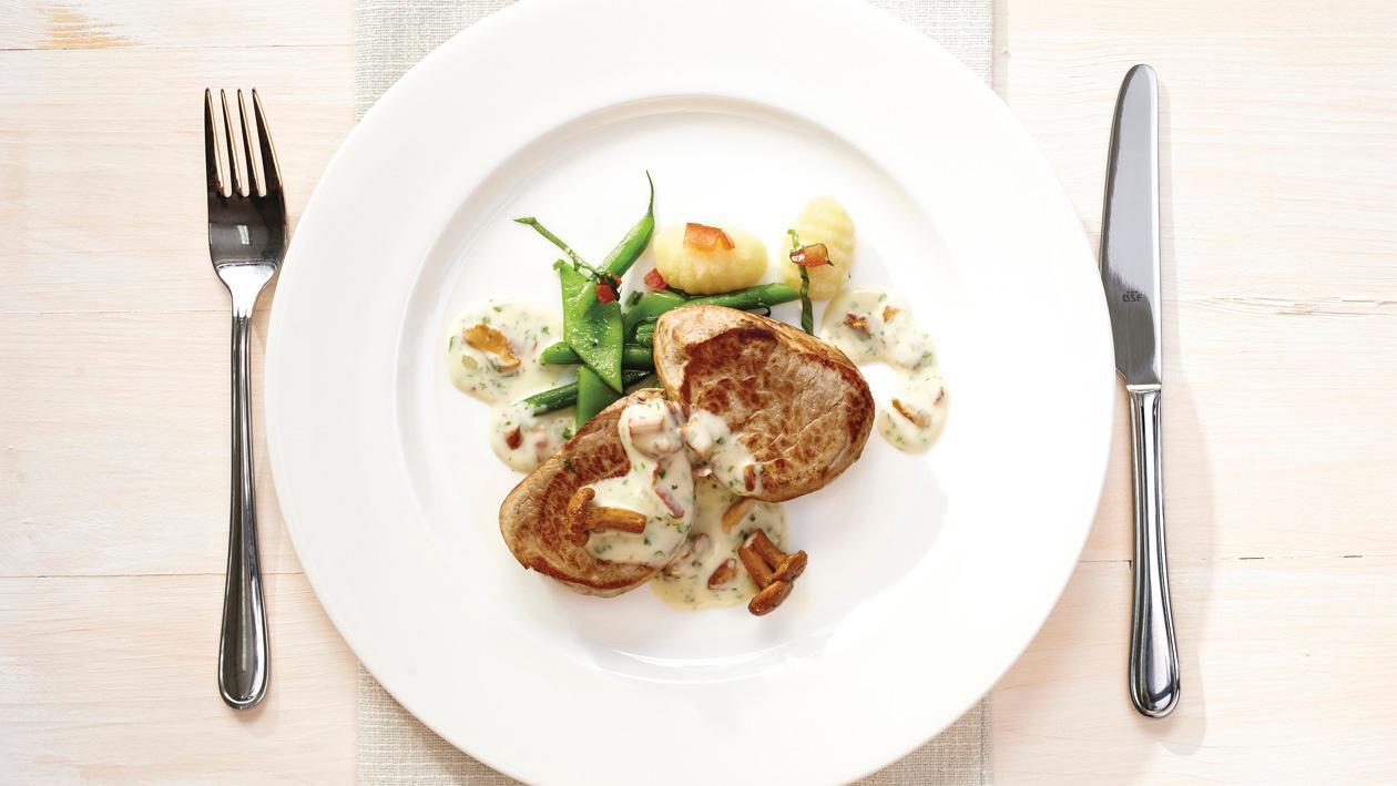 Schweinemedaillons mit Pfifferling-Speck-Gratinsauce Schweinemedaillons mit Pfifferling-Speck-Gratinsauce