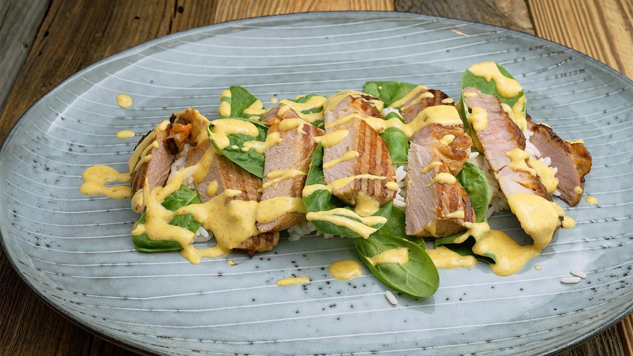 Schweinenacken Steak in Kokos - Currysauce mit jungem Spinat Schweinenacken Steak in Kokos - Currysauce mit jungem Spinat