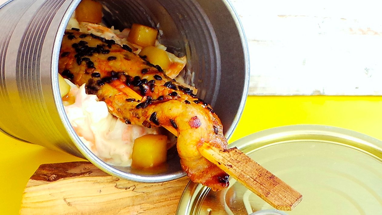 Schweinespiesse mit Honig und Soja an Coleslaw Schweinespiesse mit Honig und Soja an Coleslaw