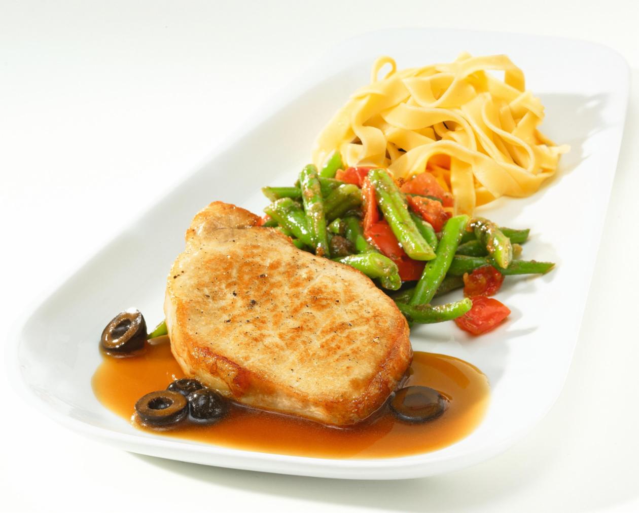 Schweinesteak mit Tomaten-Bohnen-Gemüse Tagliatelle und Olivenjus Schweinesteak mit Tomaten-Bohnen-Gemüse Tagliatelle und Olivenjus