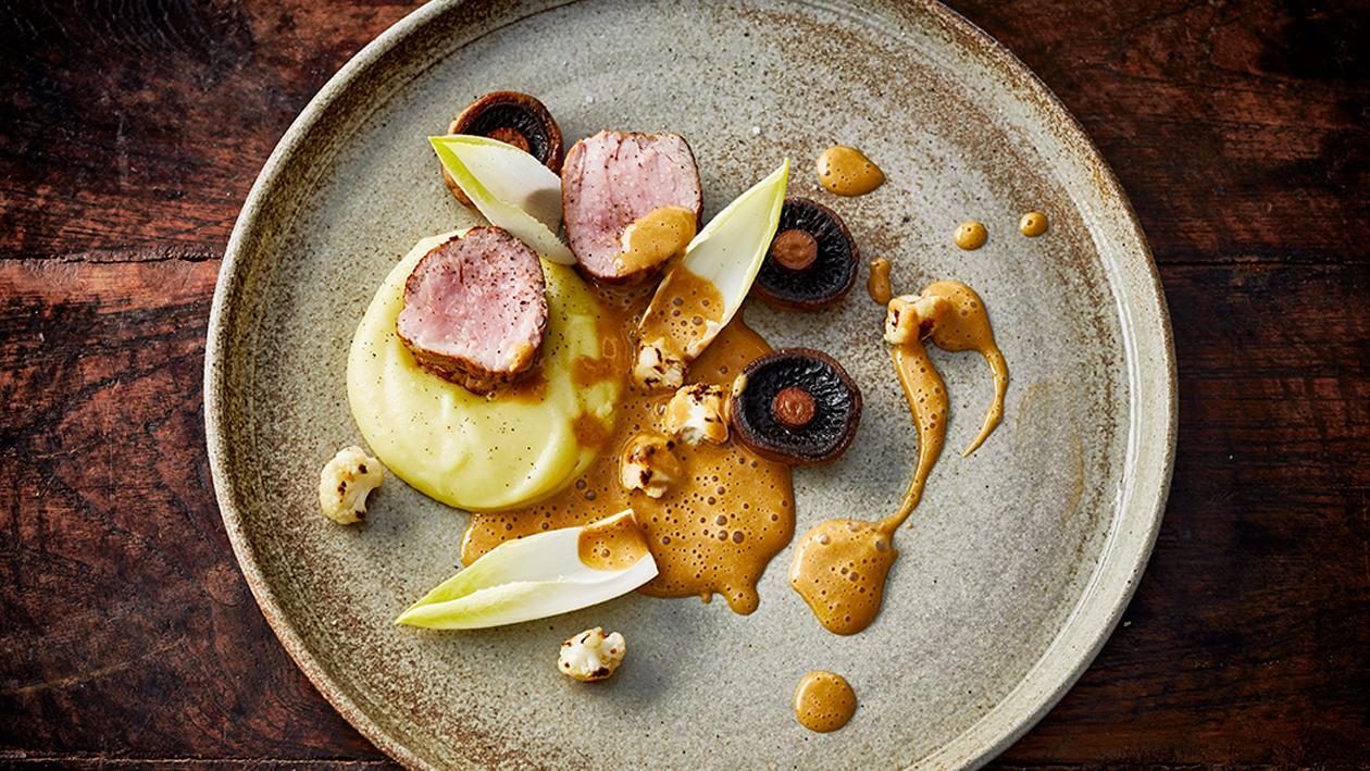 Schweinsmedaillons mit cremiger Grüner Kokosnuss-Currysauce Schweinsmedaillons mit cremiger Grüner Kokosnuss-Currysauce
