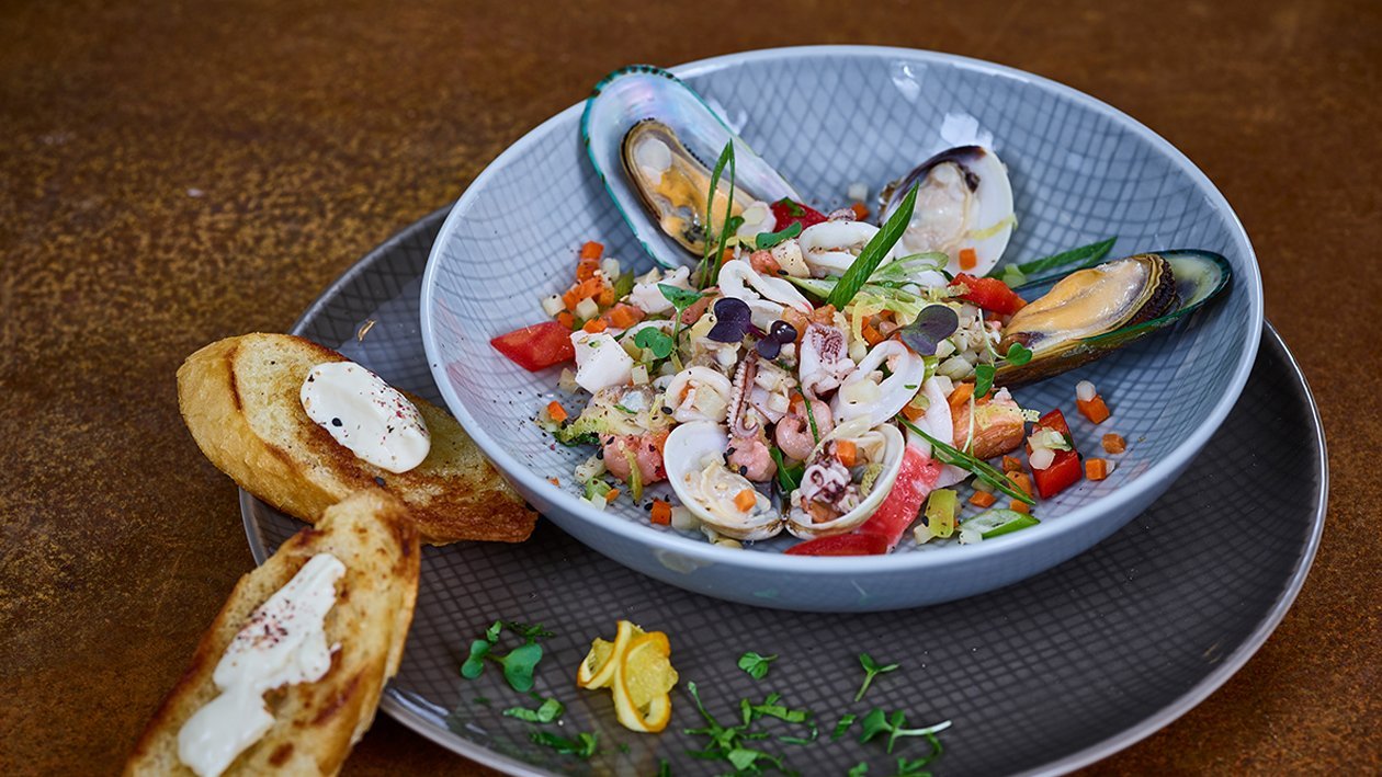 Seafood Salat mit Knoblauchbrot Seafood Salat mit Knoblauchbrot