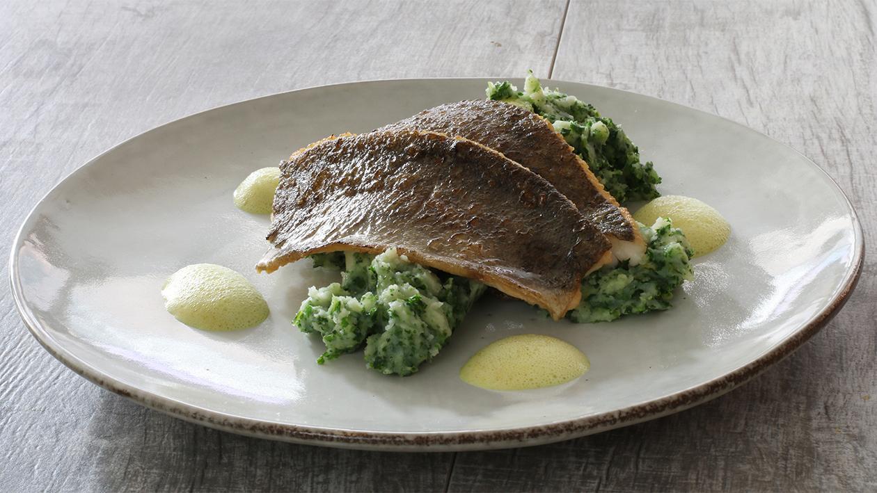 Seeforelle mit Grünkohl und Curry-Schaum Seeforelle mit Grünkohl und Curry-Schaum