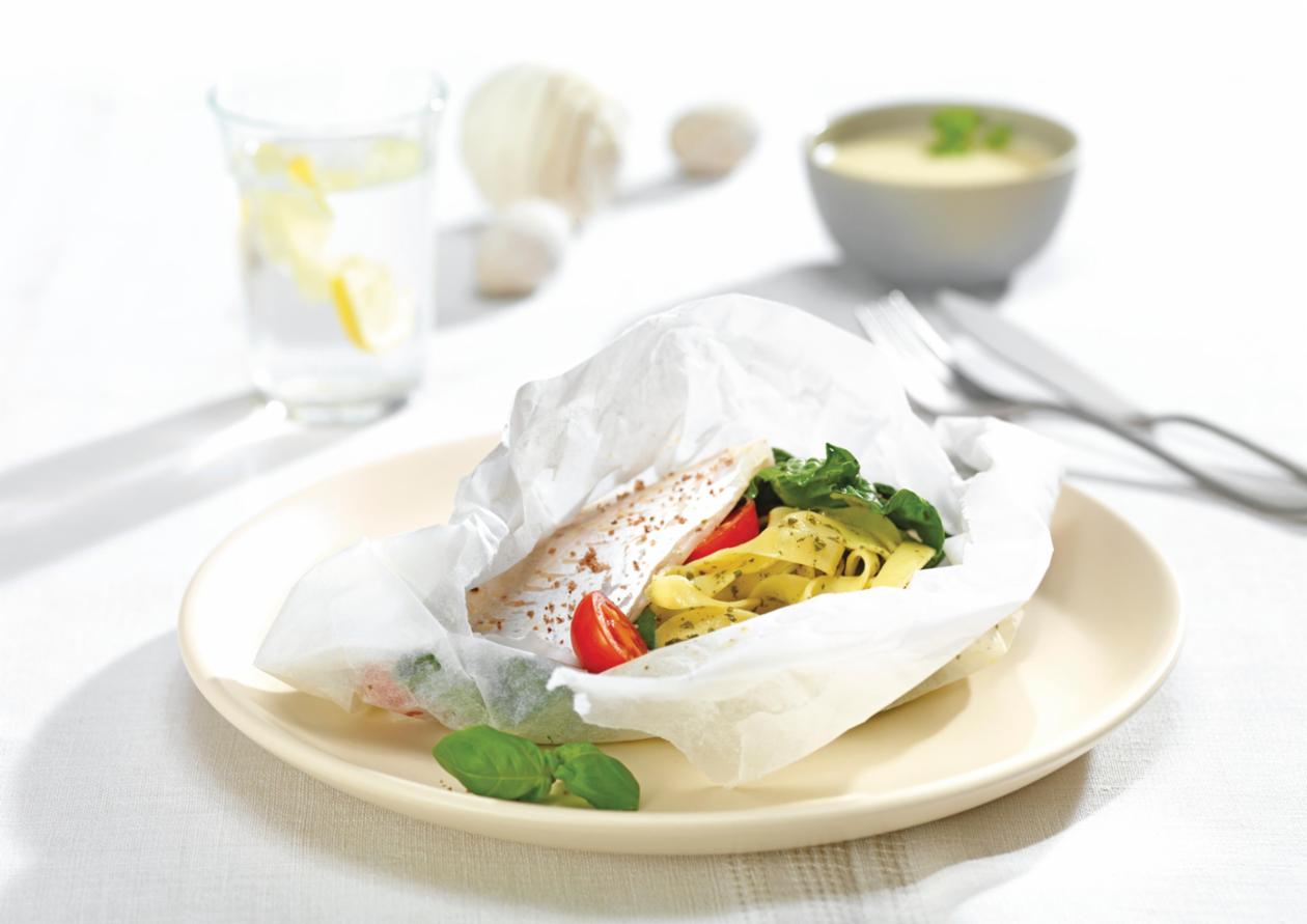 Seehechtfilet mit Tomaten-Spinat-Nudeln Seehechtfilet mit Tomaten-Spinat-Nudeln