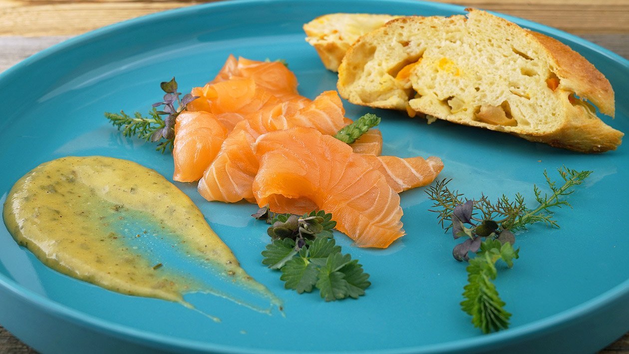 Selbstgebeizter Lachs, Dill-Senfcreme und Kürbis-Apfelbrot Selbstgebeizter Lachs, Dill-Senfcreme und Kürbis-Apfelbrot