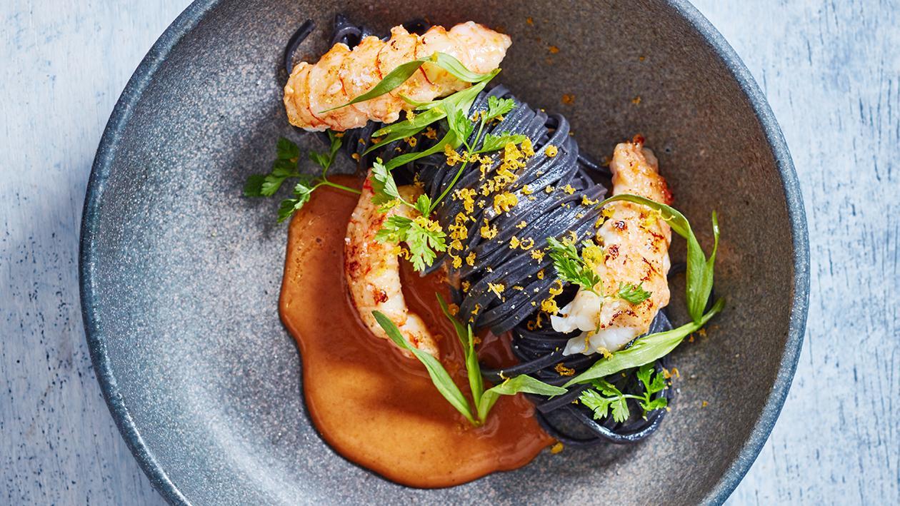 Sepianudeln mit Rocklobster und Krustentierschaum Sepianudeln mit Rocklobster und Krustentierschaum