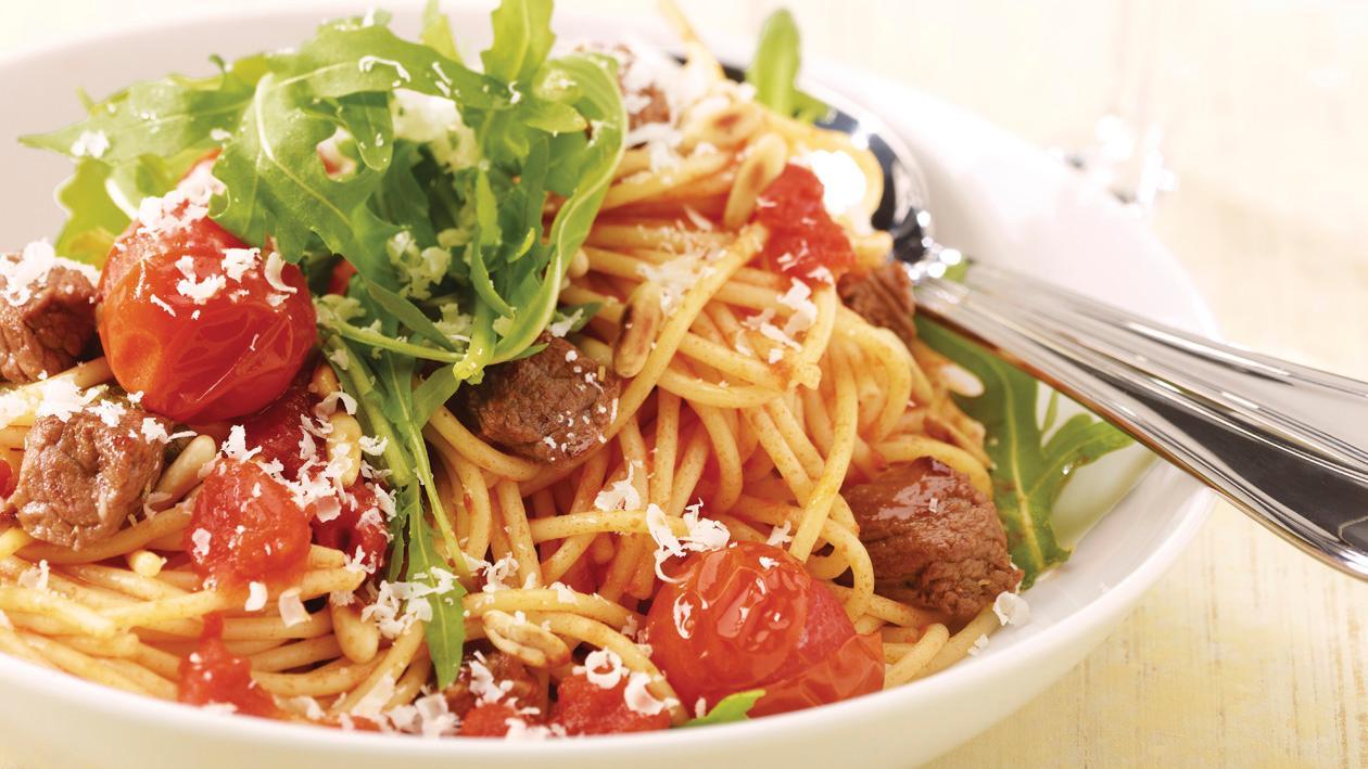 Spaghetti mit Rindsfleischwürfel, Tomaten und Rucola Spaghetti mit Rindsfleischwürfel, Tomaten und Rucola