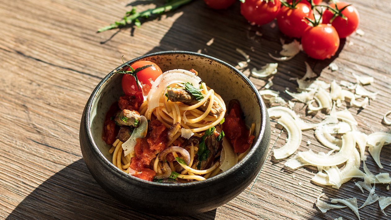 Spaghetti mit Tomatensugo und Rindfleischstreifen Spaghetti mit Tomatensugo und Rindfleischstreifen