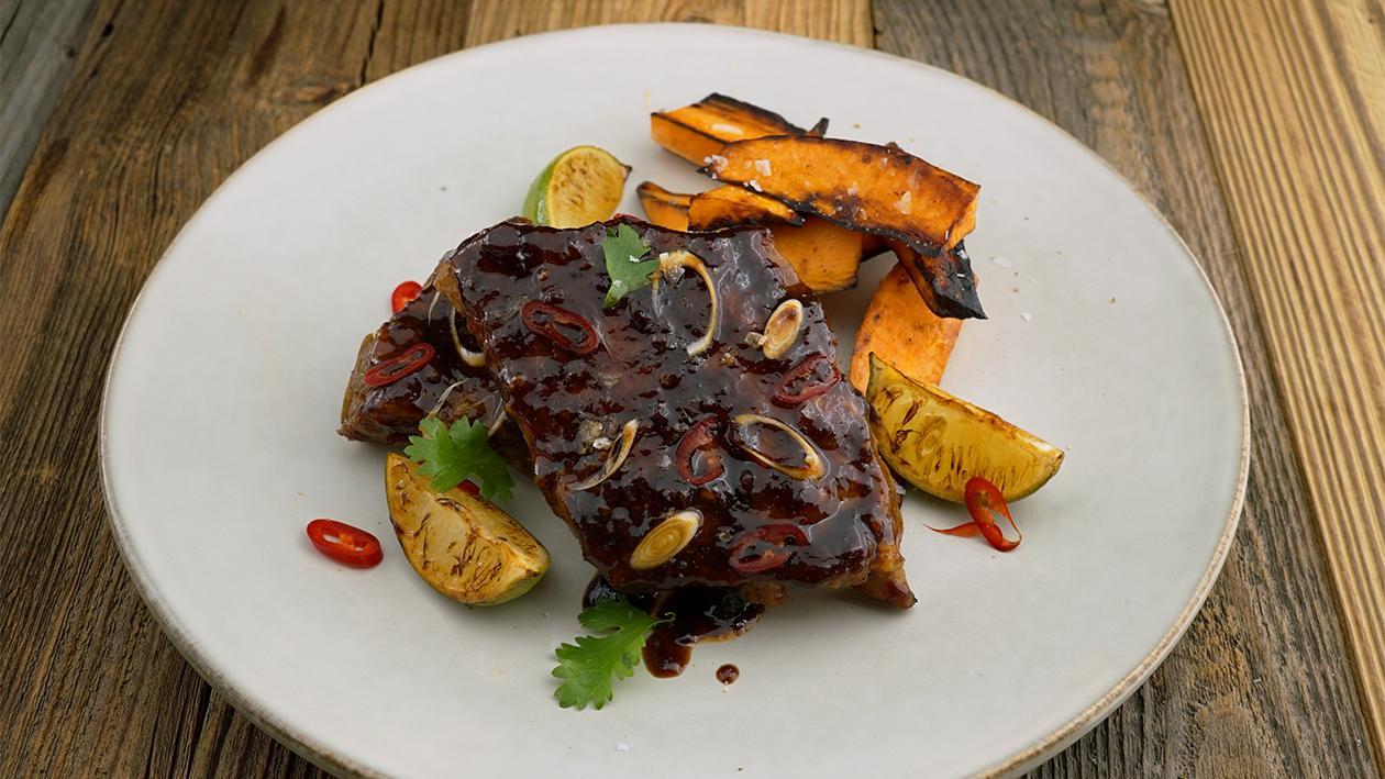 Spare Ribs mit einer kräftigen Chilimarinade Spare Ribs mit einer kräftigen Chilimarinade