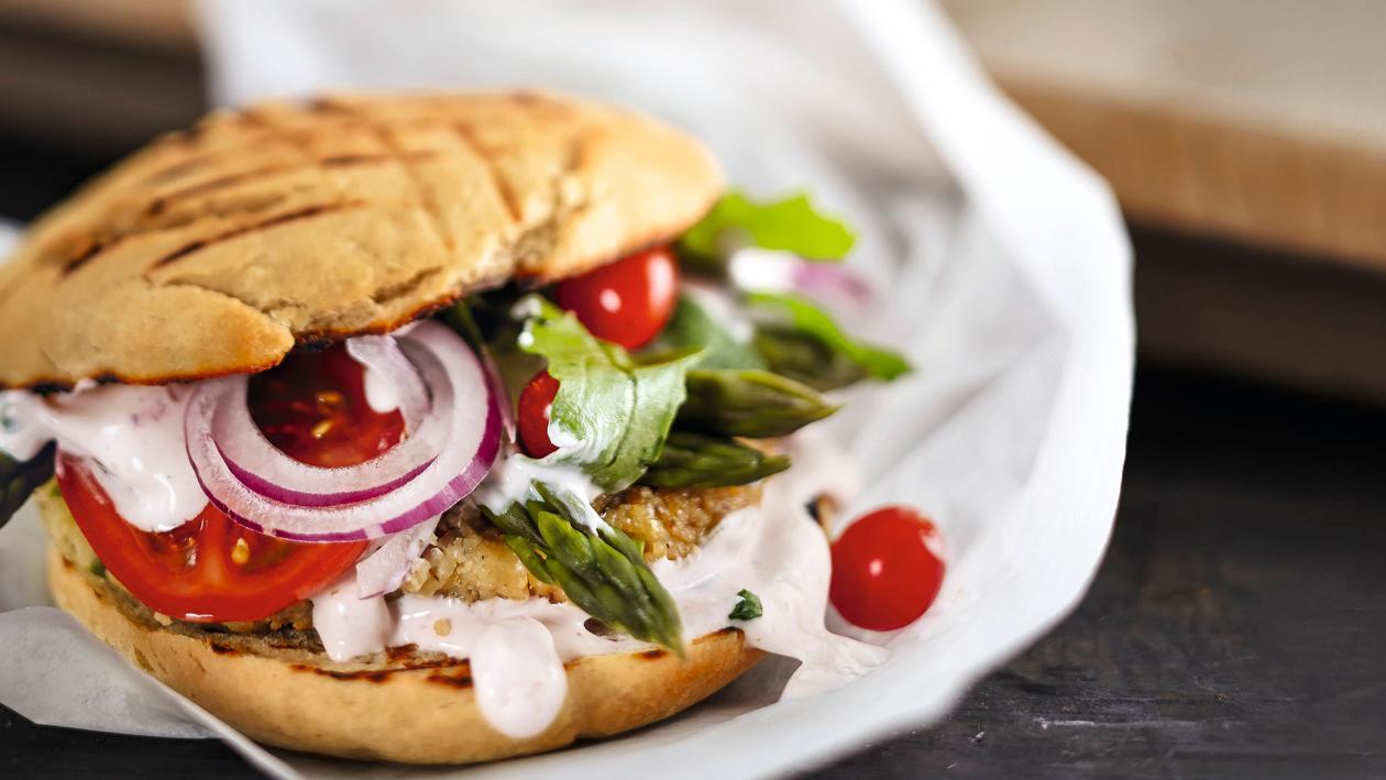 Spargel Burger mit Vegetarischem Patty, Veganer Mayo Spargel Burger mit Vegetarischem Patty, Veganer Mayo