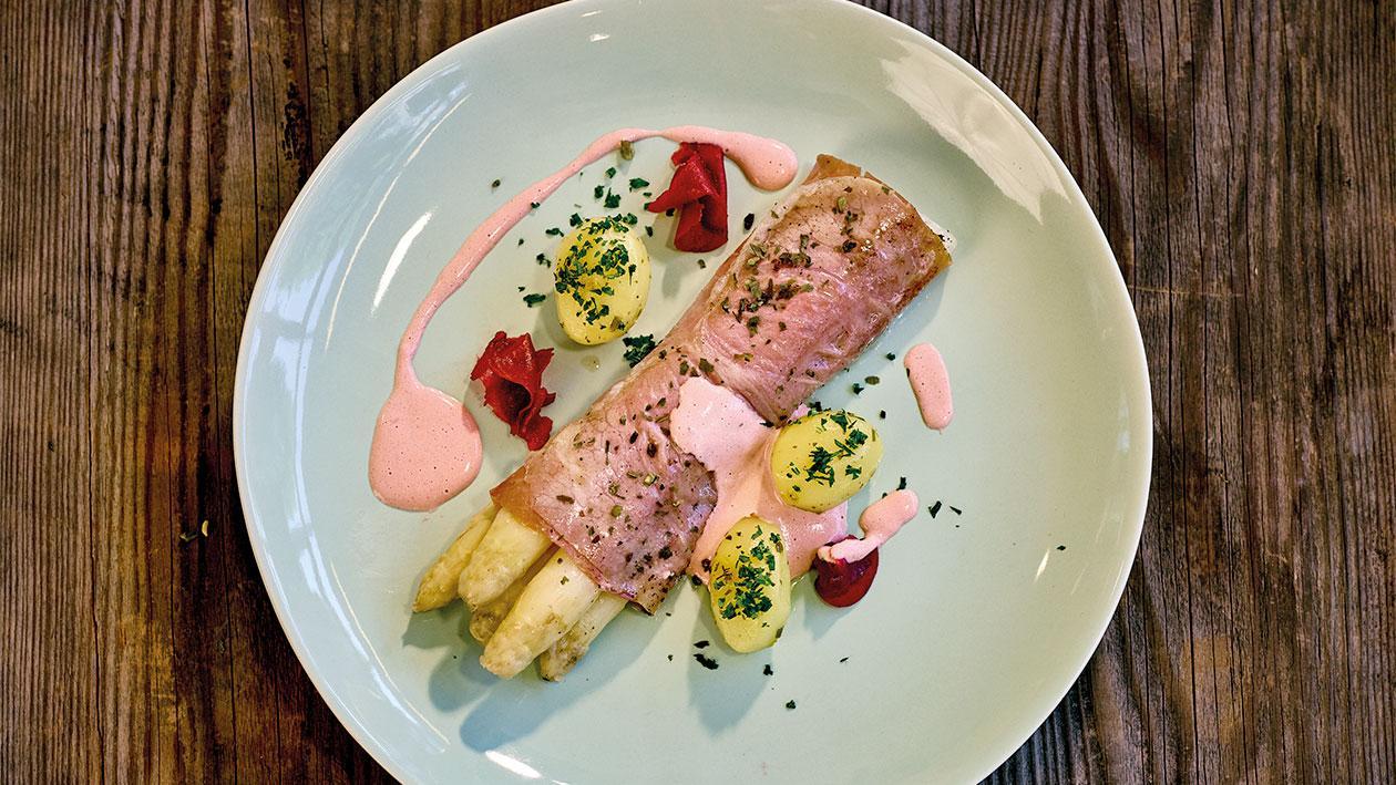 Spargel im Rohschinkenmantel mit Frühkartoffeln und Rote Bete Sauce Spargel im Rohschinkenmantel mit Frühkartoffeln und Rote Bete Sauce