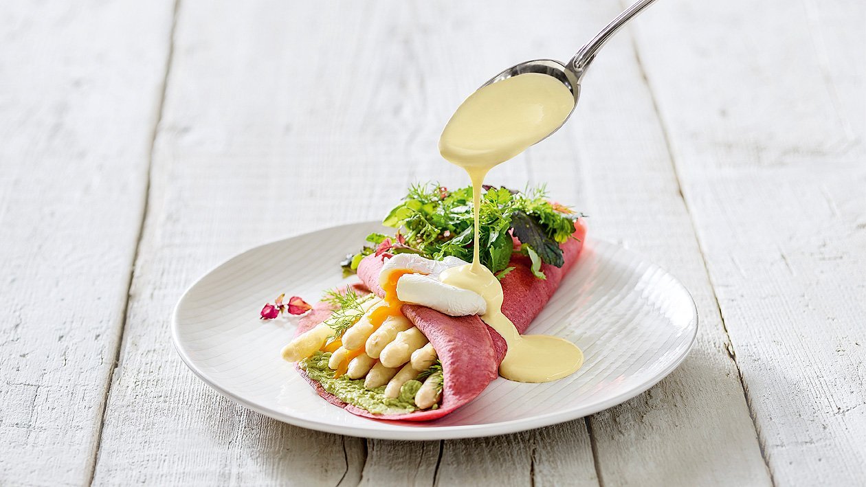 Spargel im Rote-Beete-Crêpe mit pochiertem Ei Spargel im Rote-Beete-Crêpe mit pochiertem Ei