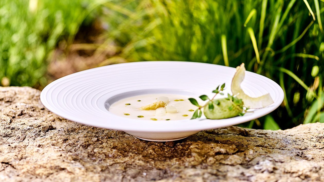 Spargel-Kokos-Suppe mit Auflauf von jungen Erbsen Spargel-Kokos-Suppe mit Auflauf von jungen Erbsen