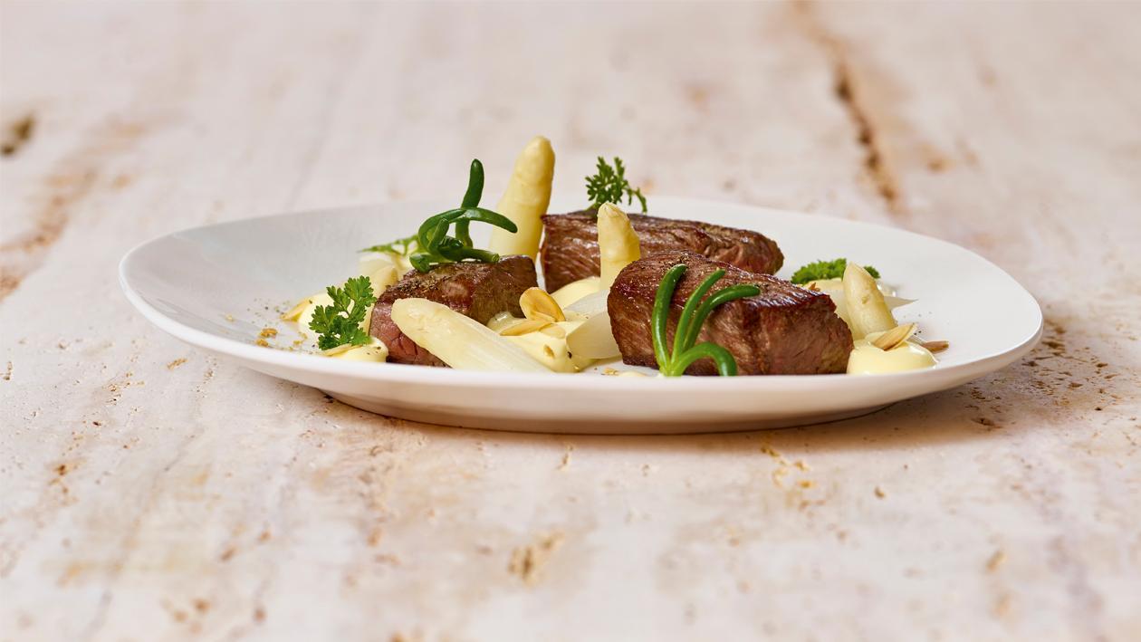 Spargel mit Rindsfilet und gerösteten Mandeln Spargel mit Rindsfilet und gerösteten Mandeln