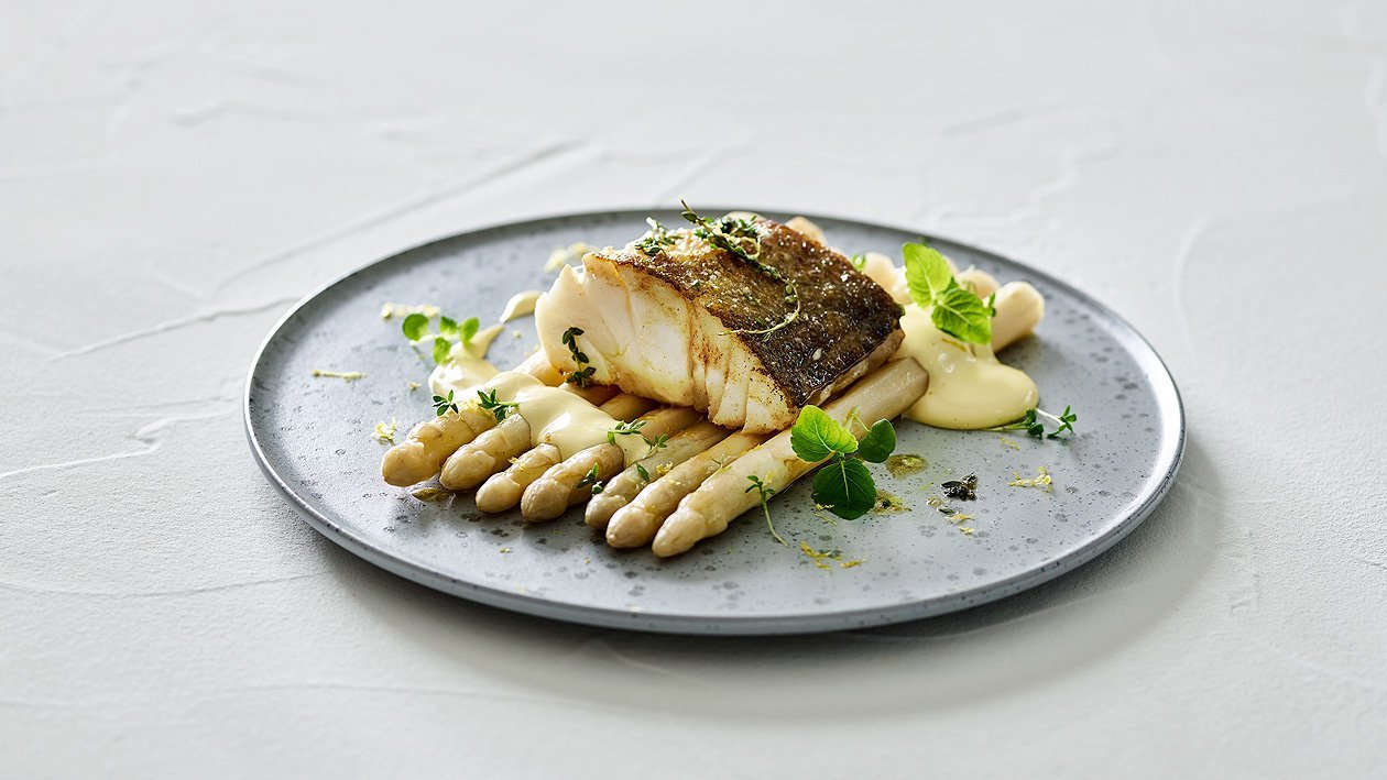Spargel mit Zitronenbutter-Hollandaise und gebratenem Kabeljau Spargel mit Zitronenbutter-Hollandaise und gebratenem Kabeljau